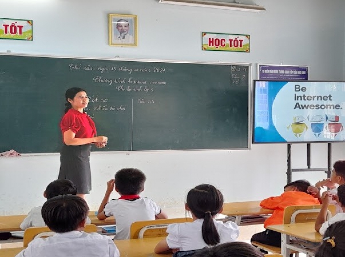 Trường tiểu học Đăk Rve, Kon Tum trong giờ học về an toàn mạng của dự án:" Em an toàn hơncùng Google"