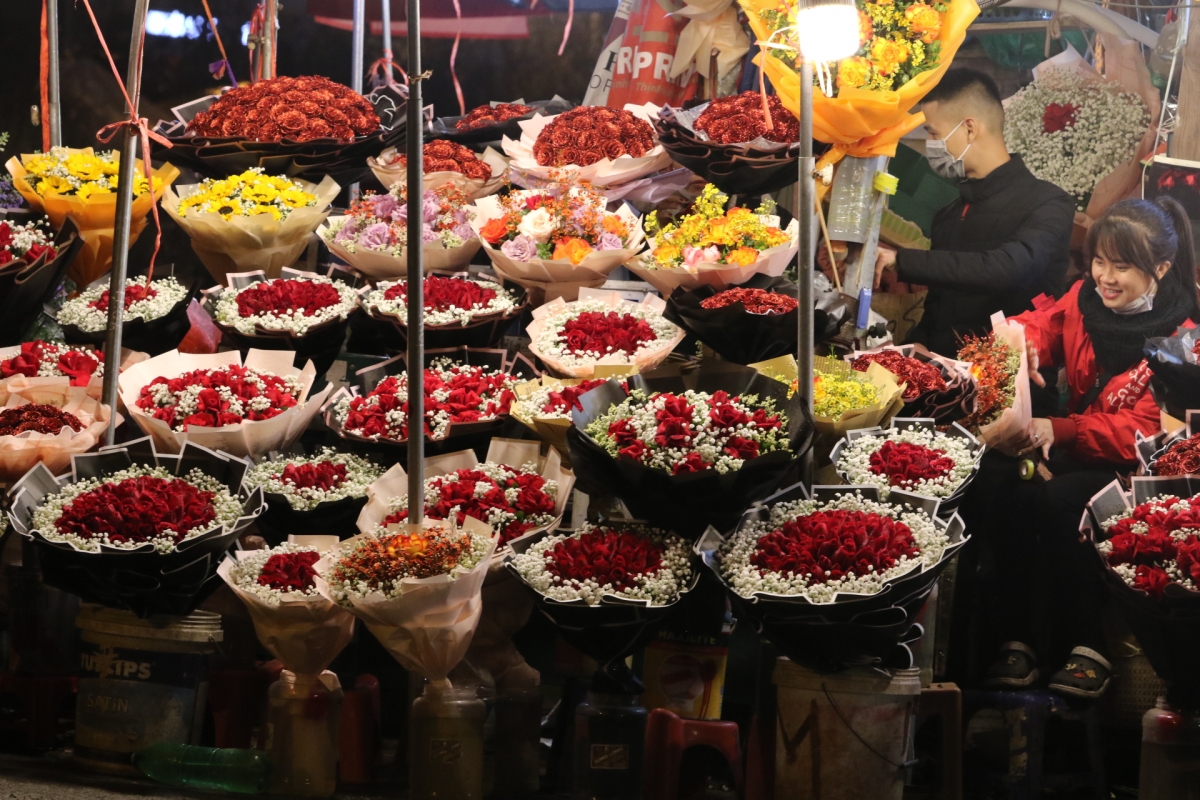 Theo các tiểu thương tại chợ hoa đêm Quảng An, năm nay thời tiết lạnh nên giá hoa nhập ngoại khá đắt. Trung bình mỗi bó hoa đắt hơn so với năm ngoái khoảng vài chục ngàn đồng ".