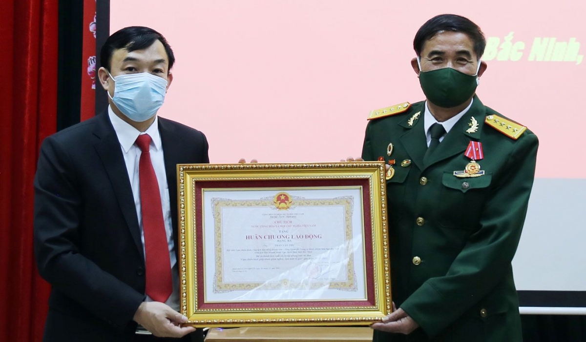 Doanh nhân CCB Trần Văn Thư (bên phải) nhận Huân chương Lao động hạng Ba, ngày 11/1/2022, tại Hội CCB tỉnh Bắc Ninh.
