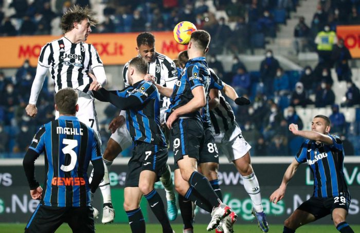 Danilo đánh đầu hiểm hóc giúp Juventus giành được 1 điểm (Ảnh: Internet)