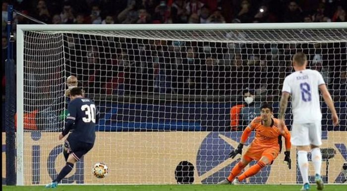Pha đá phạt đền của Messi bị thủ môn Courtois ngăn cản (Ảnh: Internet)