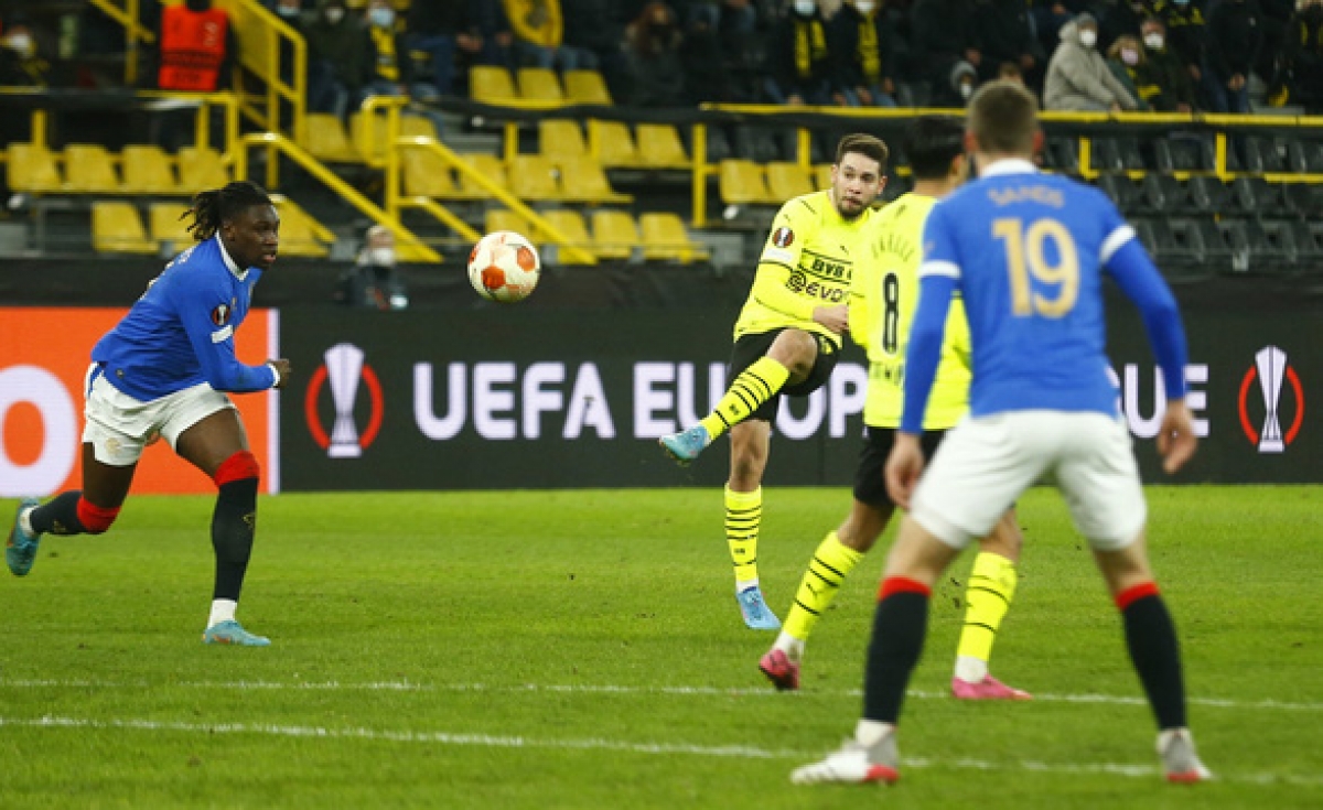 Raphael Guerreiro rút ngắn tỷ số còn 2-4 cho Dortmund (Ảnh: Internet)