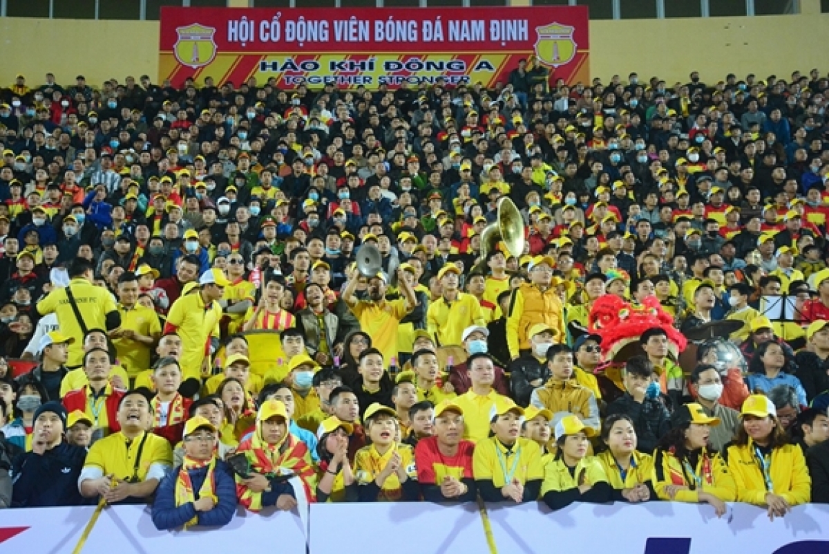 CĐV đội bóng Thành Nam hào hứng ngày bóng đá trở lại