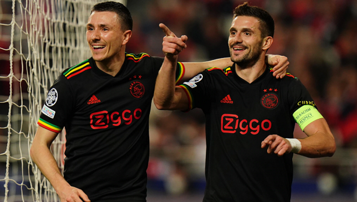 Dusan Tadic (bên phải) mở tỷ số cho Ajax (Ảnh: Internet)