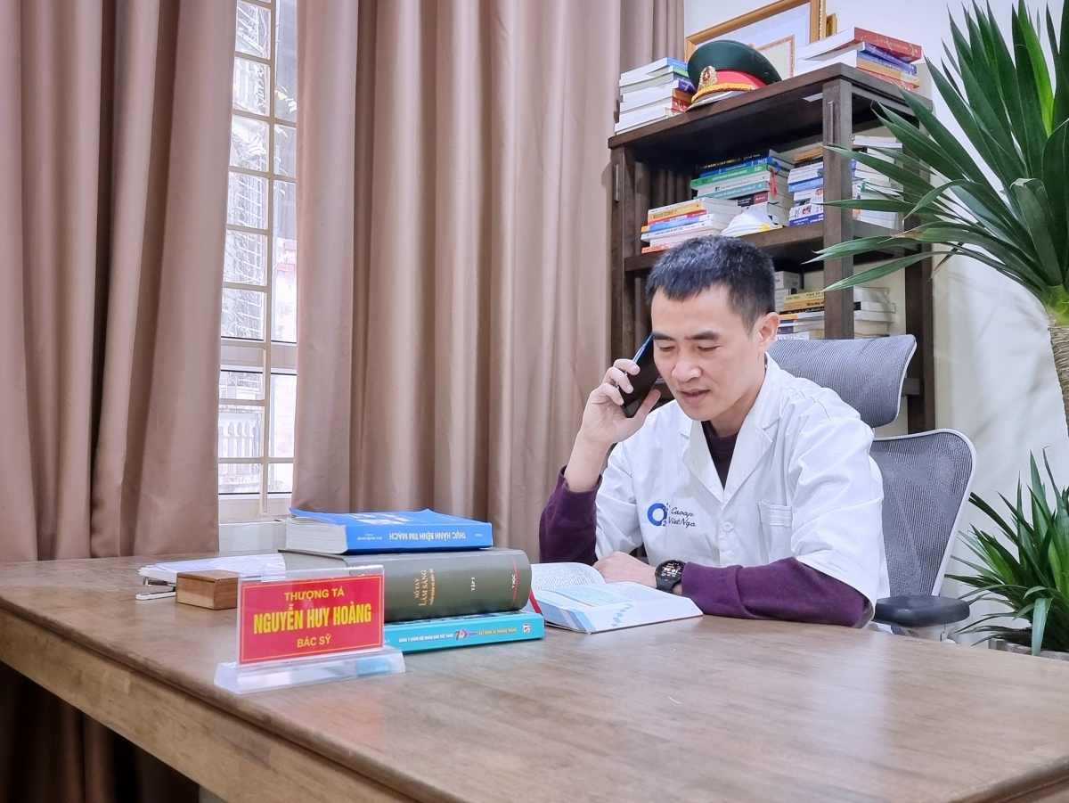 Bác sĩ Nguyễn Huy Hoàng tư vấn cho bệnh nhân Covid-19 qua điện thoại