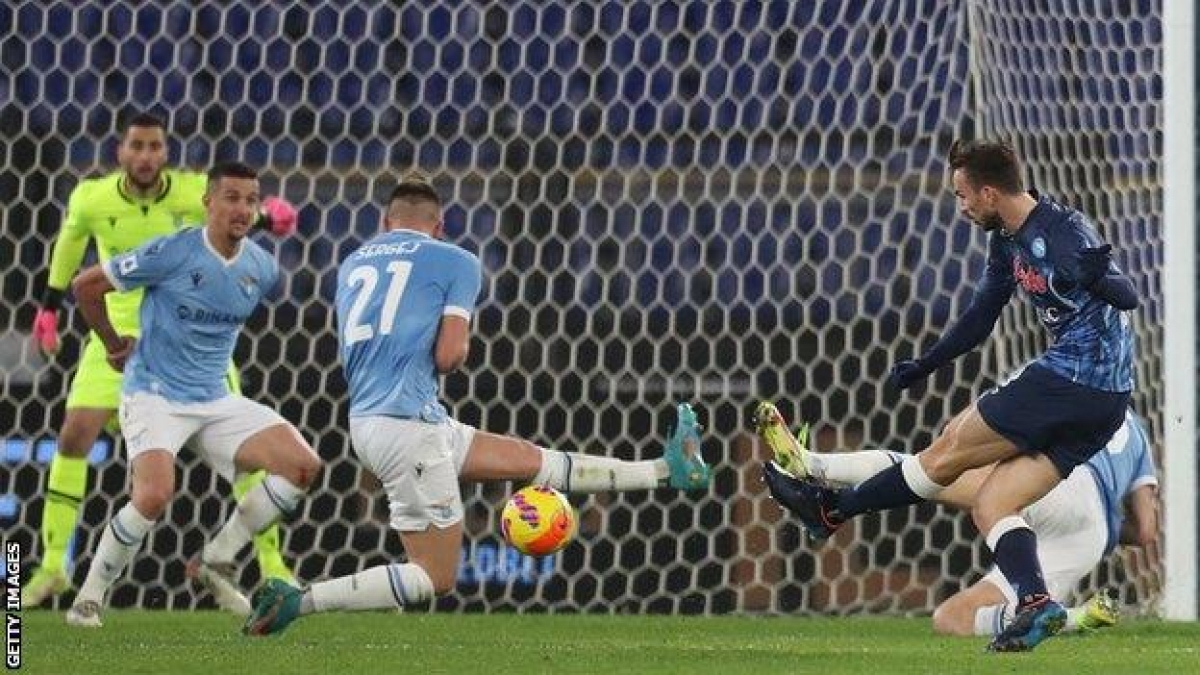  Pha lập công của Fabian Ruiz đưa Napoli lên đầu bảng Serie A (Ảnh: Getty Images)  