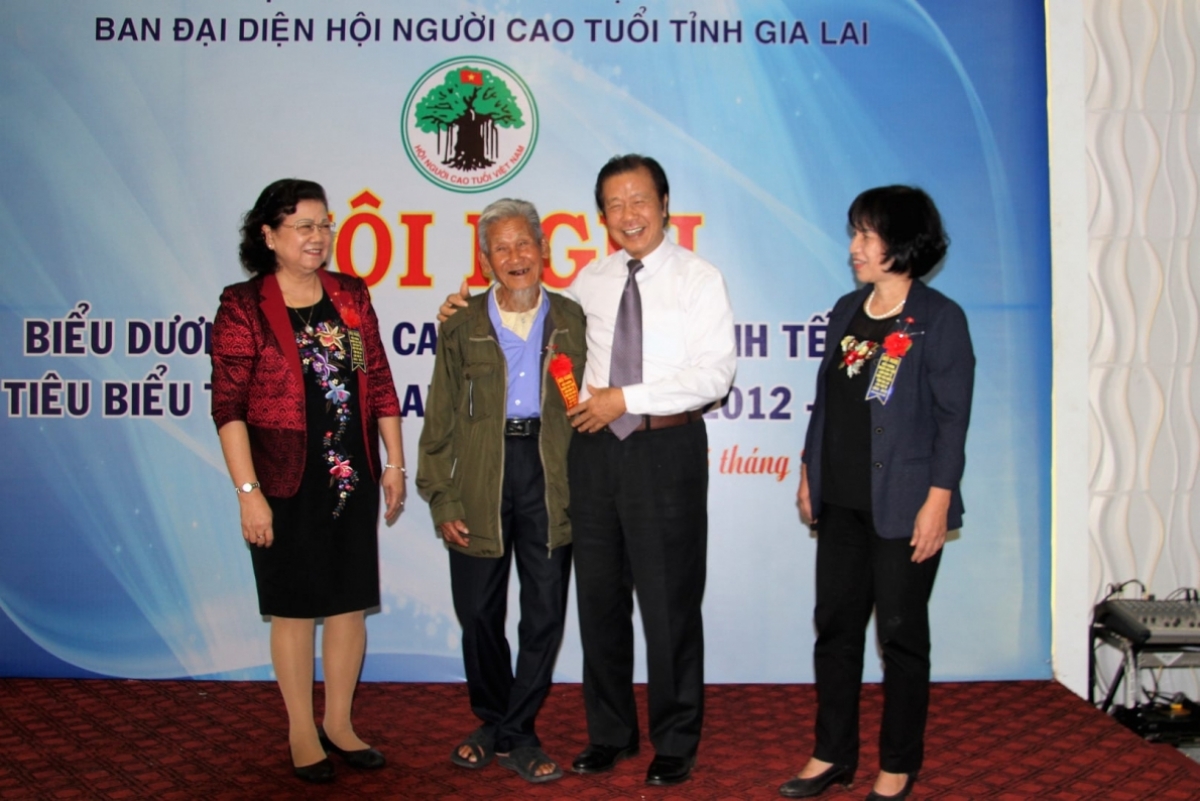 Cụ Nguyễn Khắc Tẩu (thứ hai từ trái sang) tại Hội nghị biểu dương người cao tuổi làm kinh tế giỏi tỉnh Gia Lai