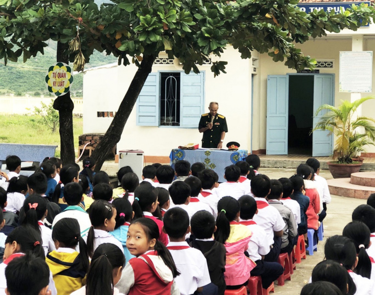 Cựu chiến binh Nguyễn Đức Thiện nói chuyện truyền thống với các em học sinh xã Xuân Sơn