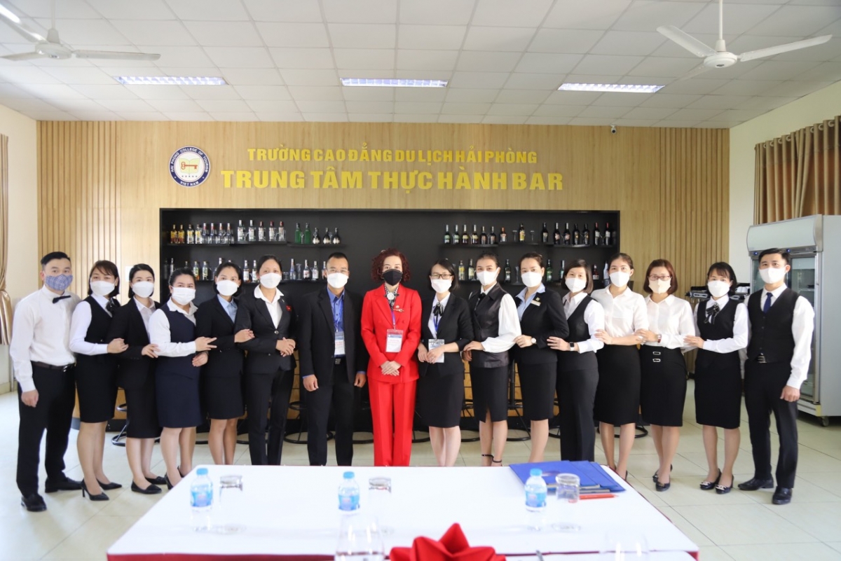 Đại sứ Kỹ năng nghề Nguyễn Thị Huyền Trang làm giám khảo tại một kỳ thi Kỹ năng nghề