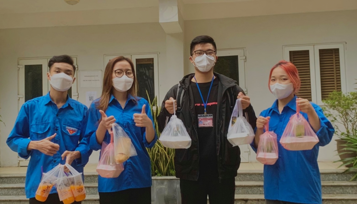 Nguyễn Thị Huyền Trang cùng các thành viên đội tình nguyện Hội sinh viên trường Đại học Văn hóa Hà Nội hỗ trợ các F0