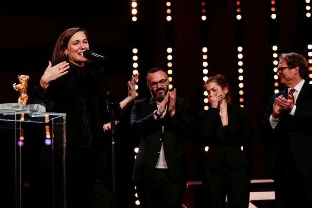 Đạo diễn Carla Simon nhận giải Gấu vàng cho Phim hay nhất "Alcarras". Ảnh: Reuters