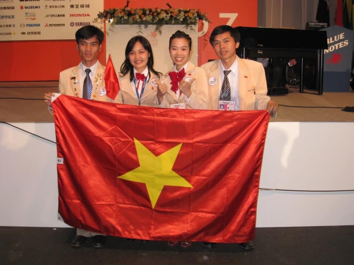 Đại sứ kỹ năng nghề Nguyễn Thị Huyền Trang (đứng thứ hai từ phải sang) cùng đoàn thí sinh tham dự kỳ thi tay nghề thế giới năm 2007