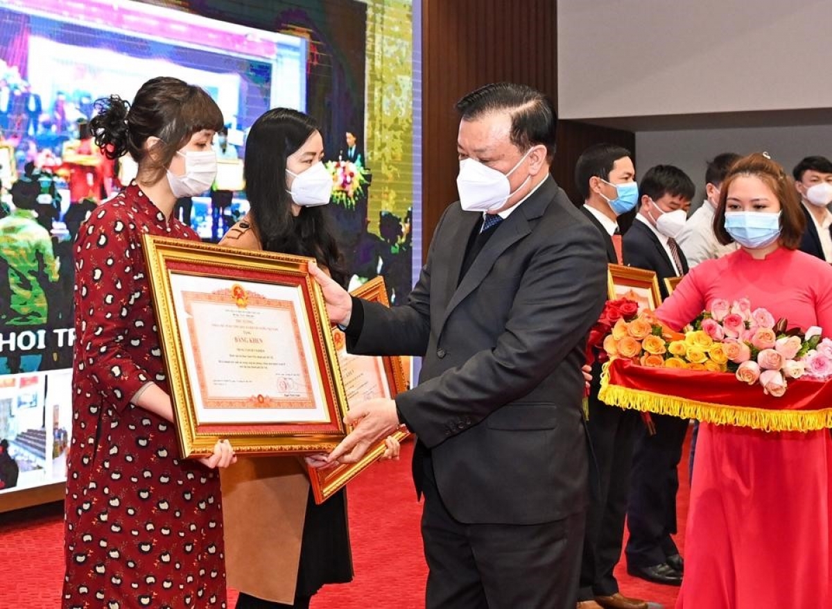 Bí thư Thành ủy Hà Nội Đinh Tiến Dũng trao Bằng khen của Thủ tướng cho các tập thể có thành tích xuất sắc