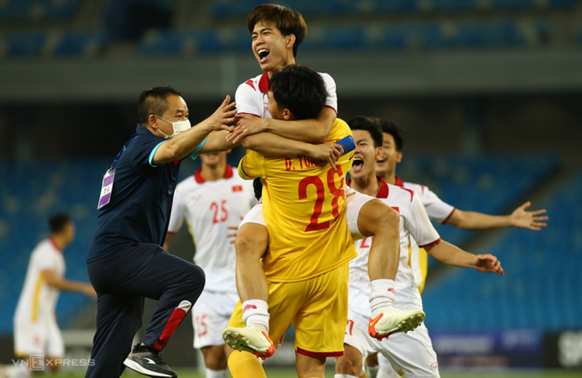 Thầy trò HLV Đinh Thế Nam với niềm vui vào chung kết giải U23 Đông Nam Á
(Ảnh: VNExpress)