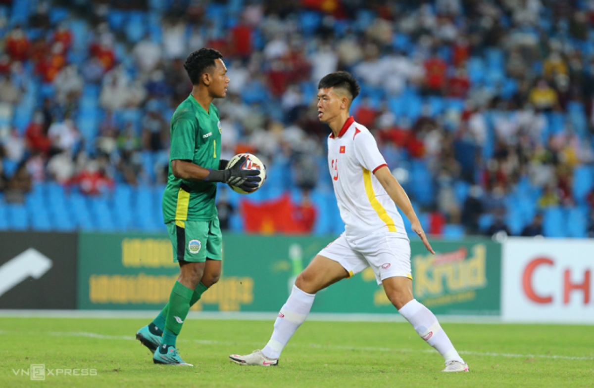 Trần Liêm Điều (áo trắng) đi vào lịch sử với tư cách là thủ môn đầu tiên của một đội tuyển Việt Nam vào đá tiền đạo ở giải chính thức (Ảnh: VNExpress)