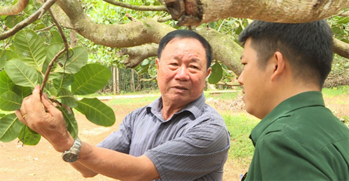 Cựu chiến binh Phạm Tuấn Ninh (bên trái) vượt khó vươn lên làm giàu.