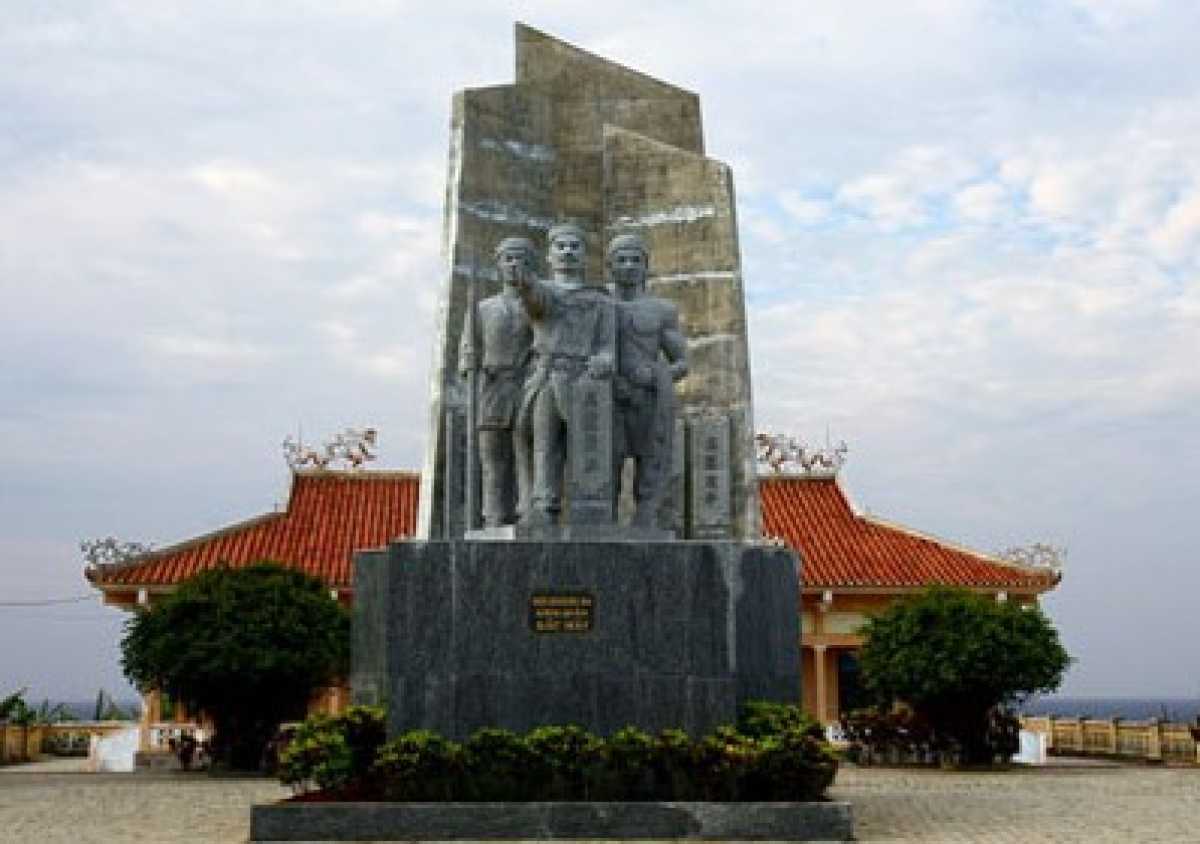 Tượng đài và khu nhà trưng bày Hải đội Hoàng Sa kiêm quản Bắc Hải tại đảo Lý Sơn - Quảng Ngãi