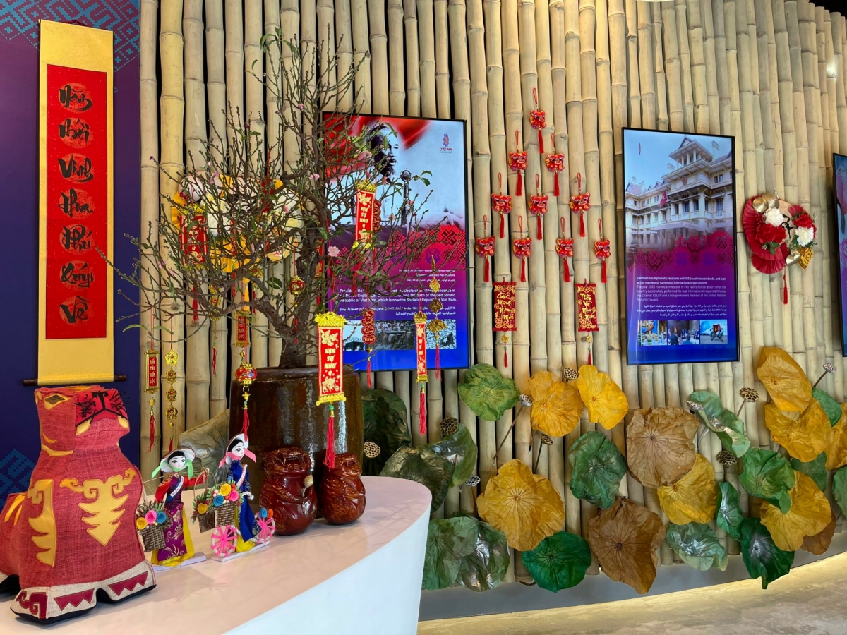 Hoa đào và câu đối đỏ là 2 hình ảnh quen thuộc trong ngày Tết cổ truyền Việt Nam, cũng được mang sang Dubai.