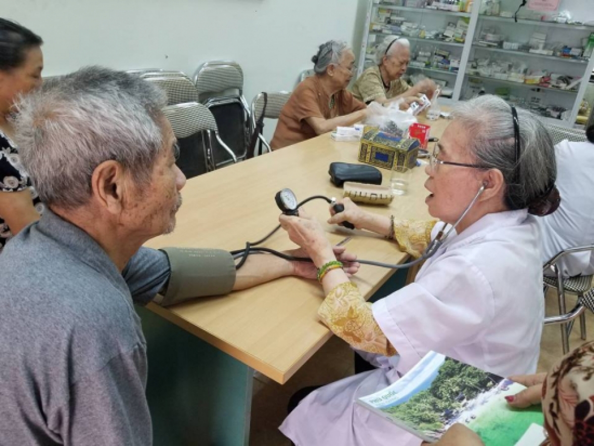 Y tá ở phòng khám đo huyết áp cho người bệnh