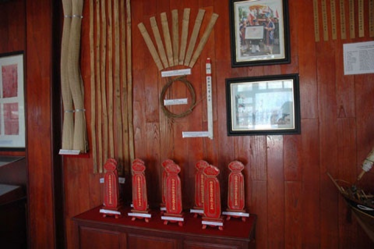 Thẻ tre, linh vị, chiếu cói và các hiện vật của binh phu Hải đội Hoàng Sa kiêm quản Bắc Hải được trưng bày tại Nhà trưng bày Hải đội Hoàng Sa trên đảo Lý Sơn, Quảng Ngãi