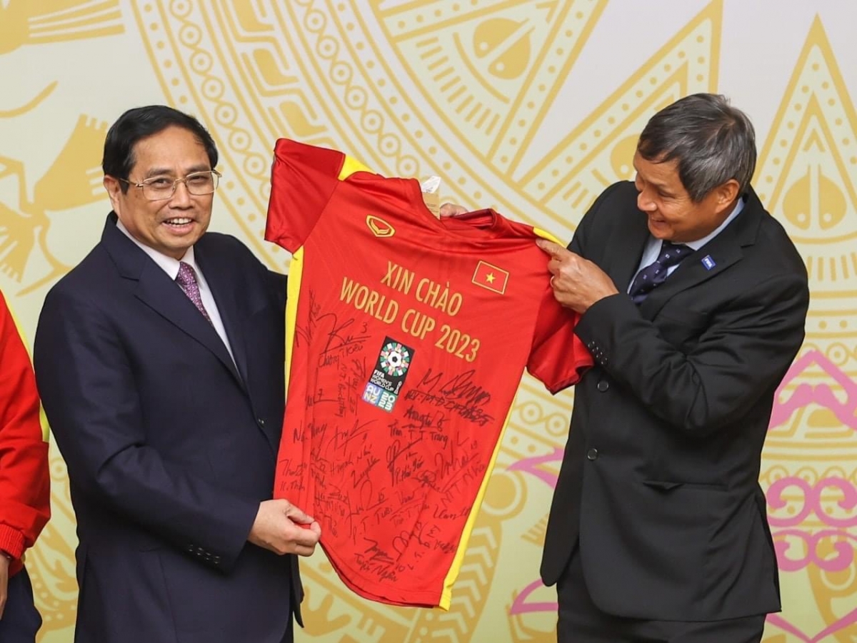 Huấn luyện viên Mai Đức Chung trao tặng Thủ tướng áo có chữ ký và quả bóng thi đấu của các thành viên Đội tuyển bóng đá nữ