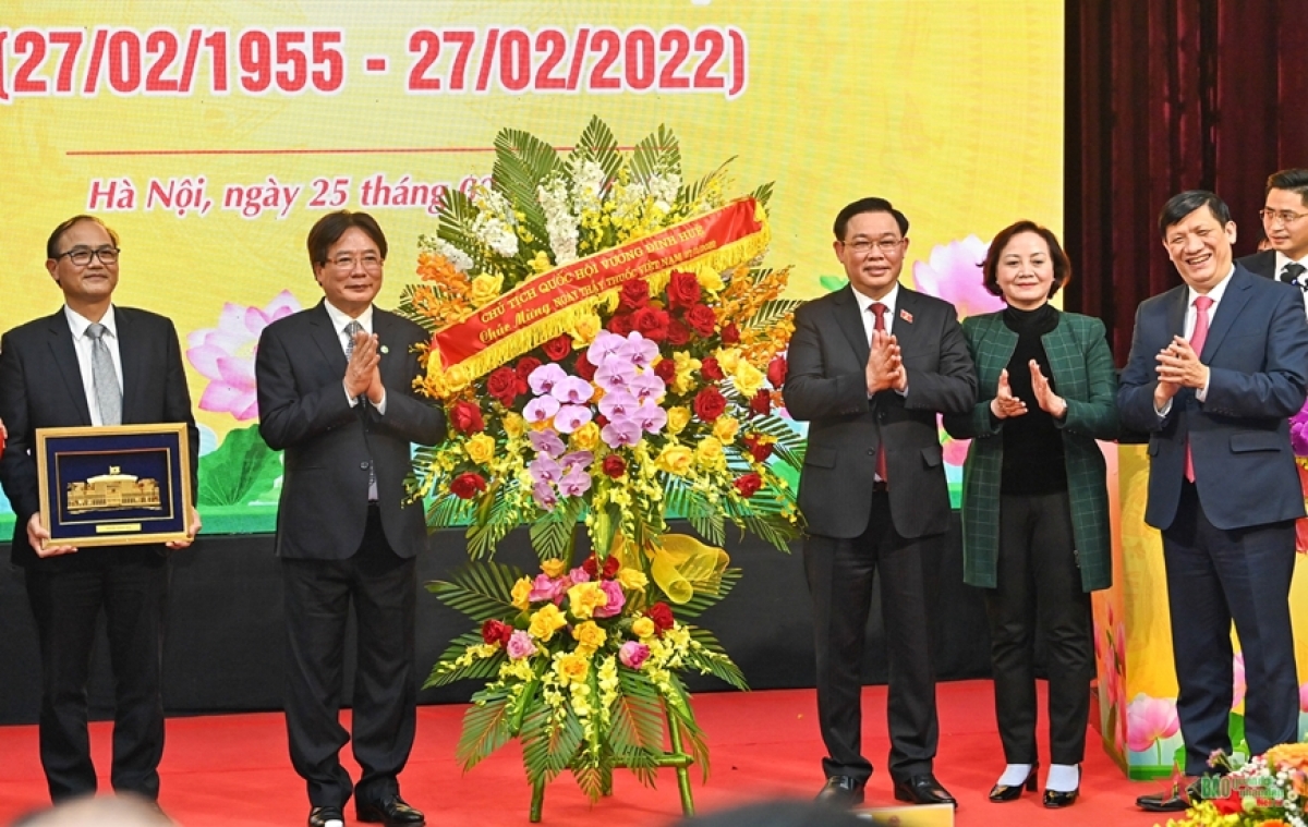 Chủ tịch Quốc hội trao hoa, quà tặng Bệnh viện Hữu nghị Việt Đức.