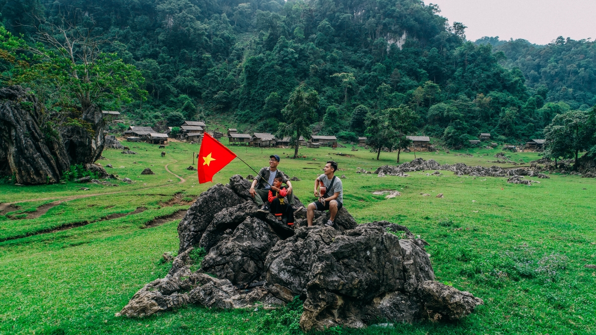 Lá cờ đỏ sao vàng luôn xuất hiện trong các video du lịch của Đào Minh Tiến