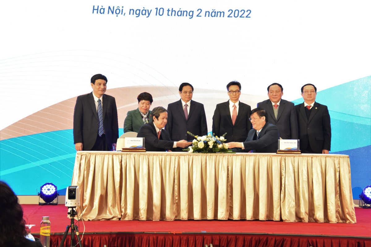 Bộ trưởng Bộ GD-ĐT Nguyễn Kim Sơn và Bộ trưởng Bộ Y tế Nguyễn Thanh Long ký kết Chương trình Phối hợp giữa Bộ GDĐT và Bộ Y tế về công tác y tế trường học và chăm sóc sức khỏe học sinh, sinh viên giai đoạn 2022-2026.