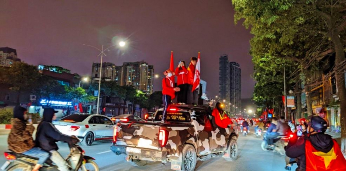 Cổ động viên vui mừng đội tuyển Việt Nam giành thắng lợi đúng ngày mùng 1 Tết Nguyên đán Nhâm Dần 2022. Ảnh: internet