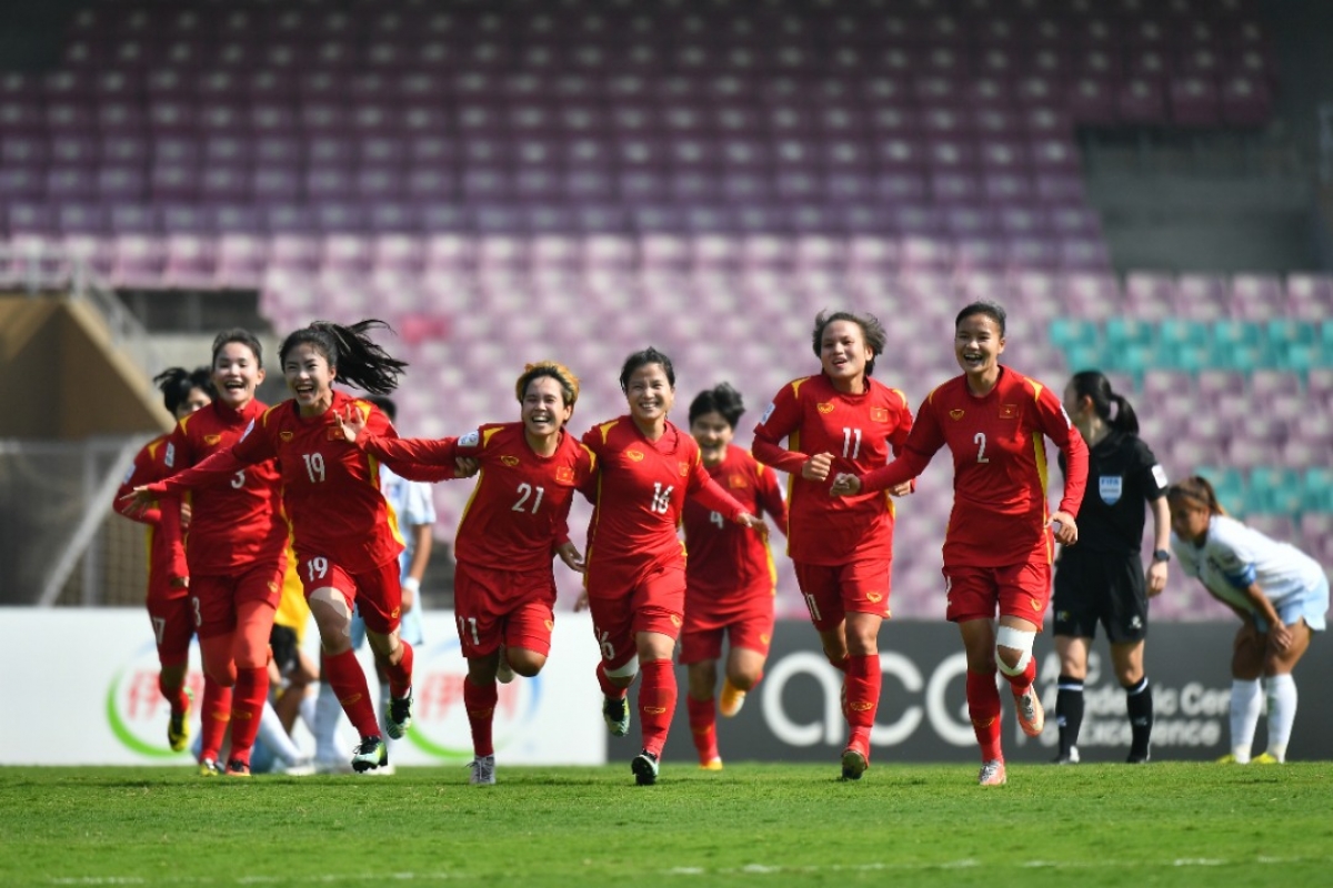 Các tuyển thủ nữ Việt Nam vui mừng sau khi giành vé tham dự World cup bóng đá nữ 2023