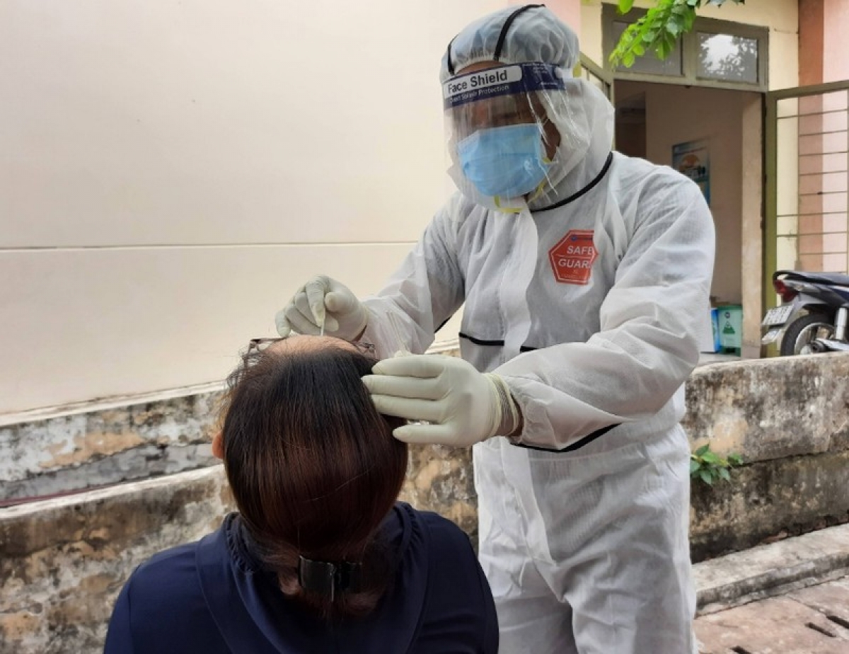 Nhân viên Trạm Y tế phường 9, quận Gò Vấp, TP.HCM lấy mẫu xét nghiệm SARS-CoV-2