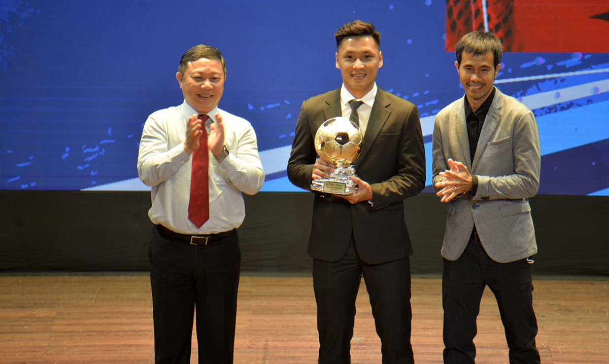 Thủ thành Hồ Văn Ý giành danh hiệu quả bóng vàng Futsal