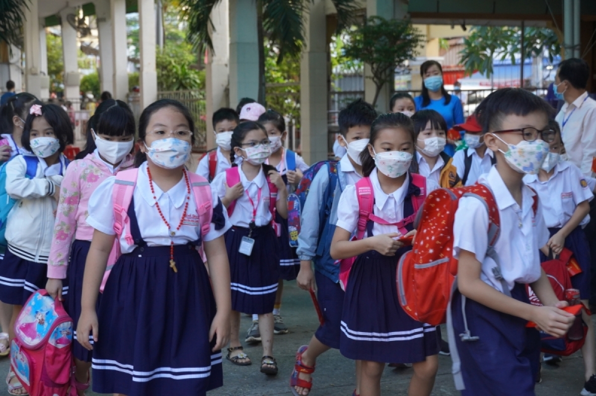 Học sinh Thành phố Hồ Chí Minh háo hức trở lại trường sau nhiều tháng dịch bệnh
học trực tuyến tại nhà