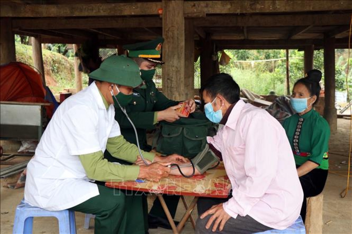 Cán bộ quân y Đồn Biên phòng Mường Cai, Bộ Chỉ huy Bộ đội Biên phòng Sơn La, kiểm tra sức khỏe cho người dân vùng biên huyện Sông Mã.