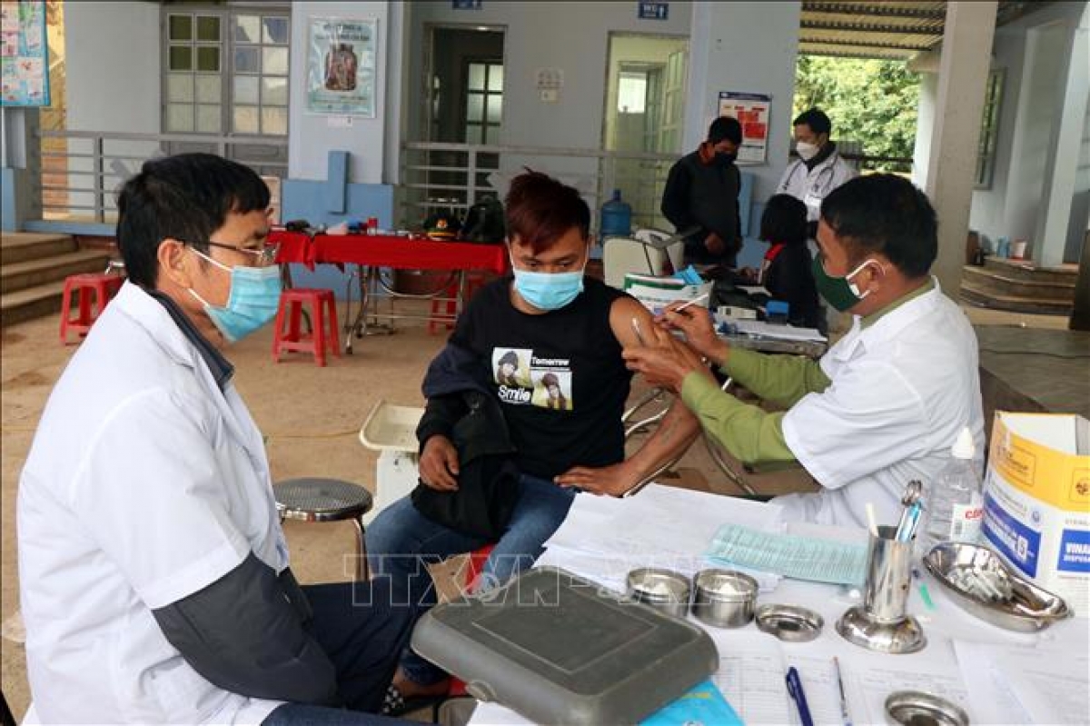 Cán bộ quân y Đồn Biên phòng Mường Cai, Bộ Chỉ huy Bộ đội Biên phòng Sơn La, tham gia tiêm vaccine COVID-19 cho người dân vùng biên huyện Sông Mã.