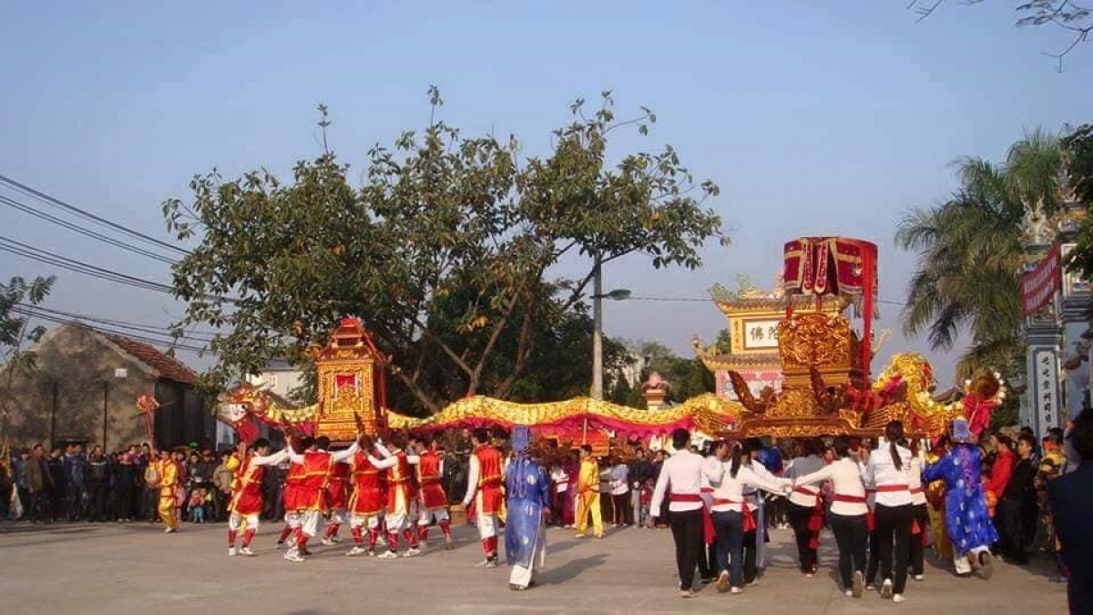 Rước kiệu trong ngày hội làng Vĩnh Thịnh                   