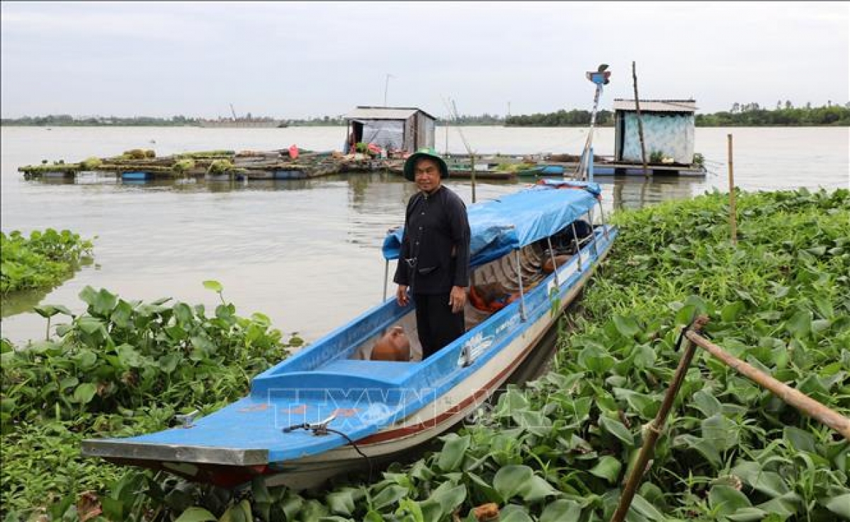 Chiếc thuyền máy nhỏ của ông Nguyễn Văn Thuận chuyển nhiều bệnh nhân đến bệnh viện kịp thời với chi phí 0 đồng.