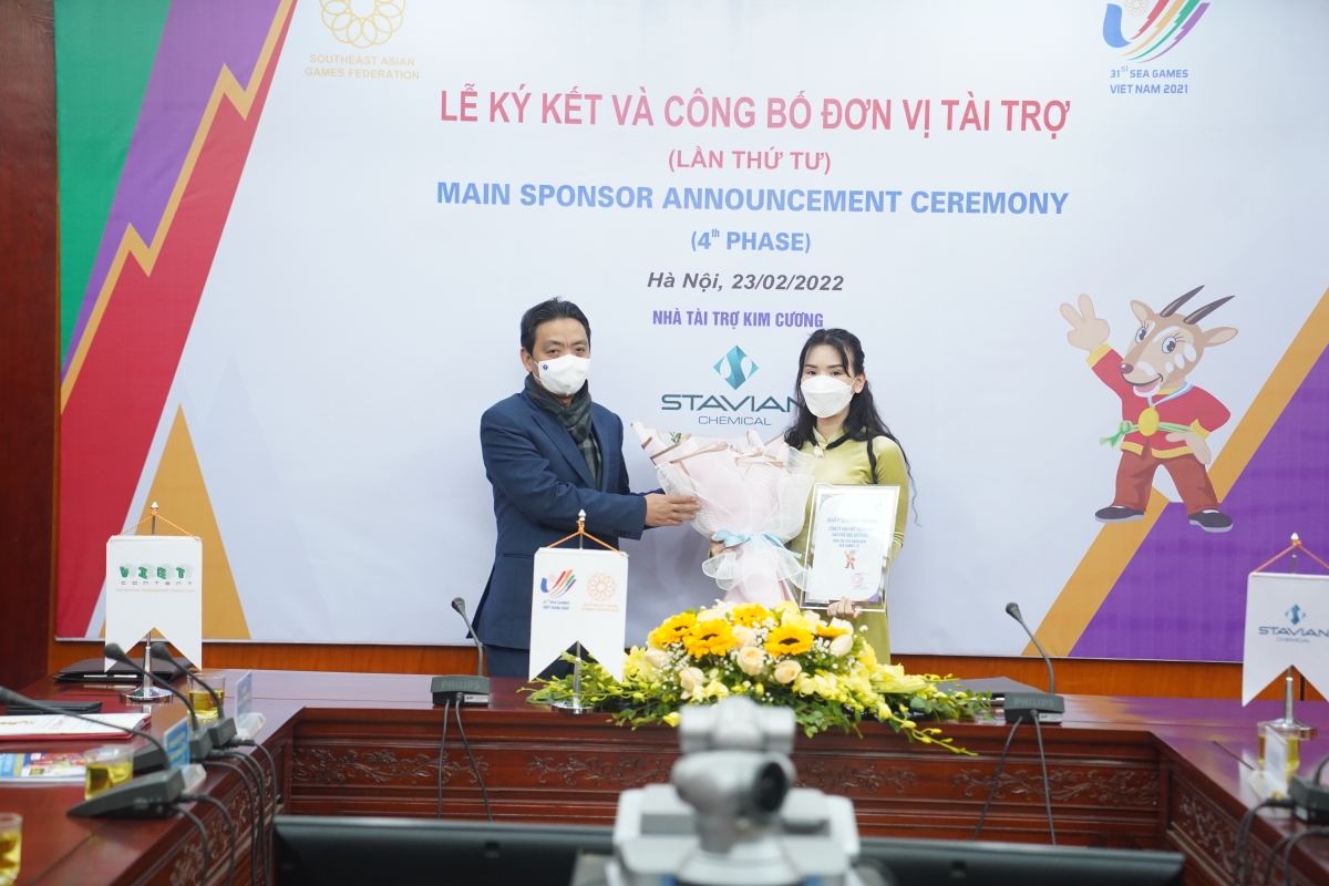 Ông Hoàng Đạo Cương trao chứng nhận Nhà tài trợ Bạch Kim cho bà Nguyễn Thị Thu Hương - Giám đốc điều hành Công ty TNHH một thành viên Sàn giao dịch Digiticket