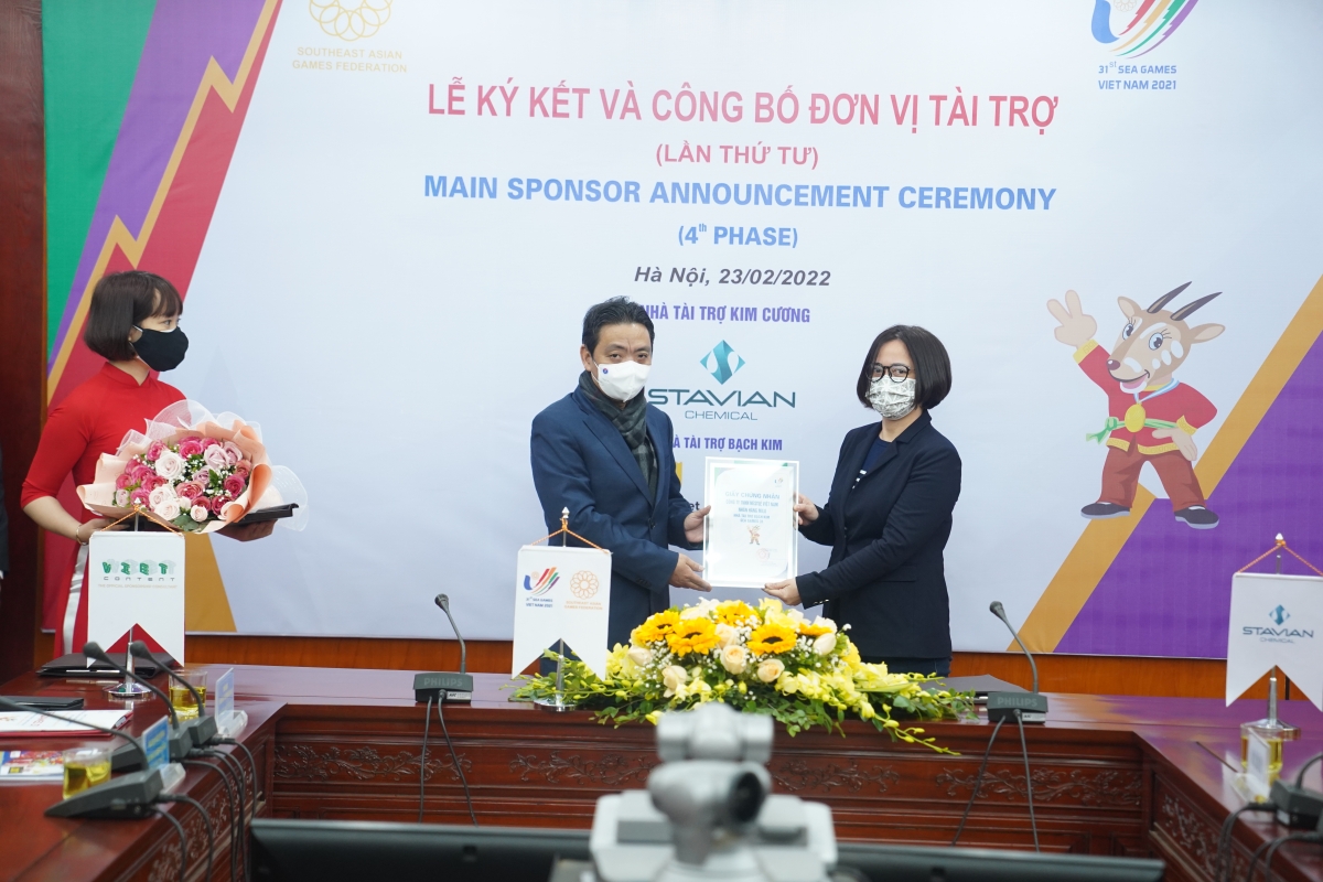 Ông Hoàng Đạo Cương trao chứng nhận Nhà tài trợ Bạch Kim cho bà Trịnh Thị Hiền - Phụ trách Truyền thông phía Bắc Công ty TNHH Nestlé Việt Nam