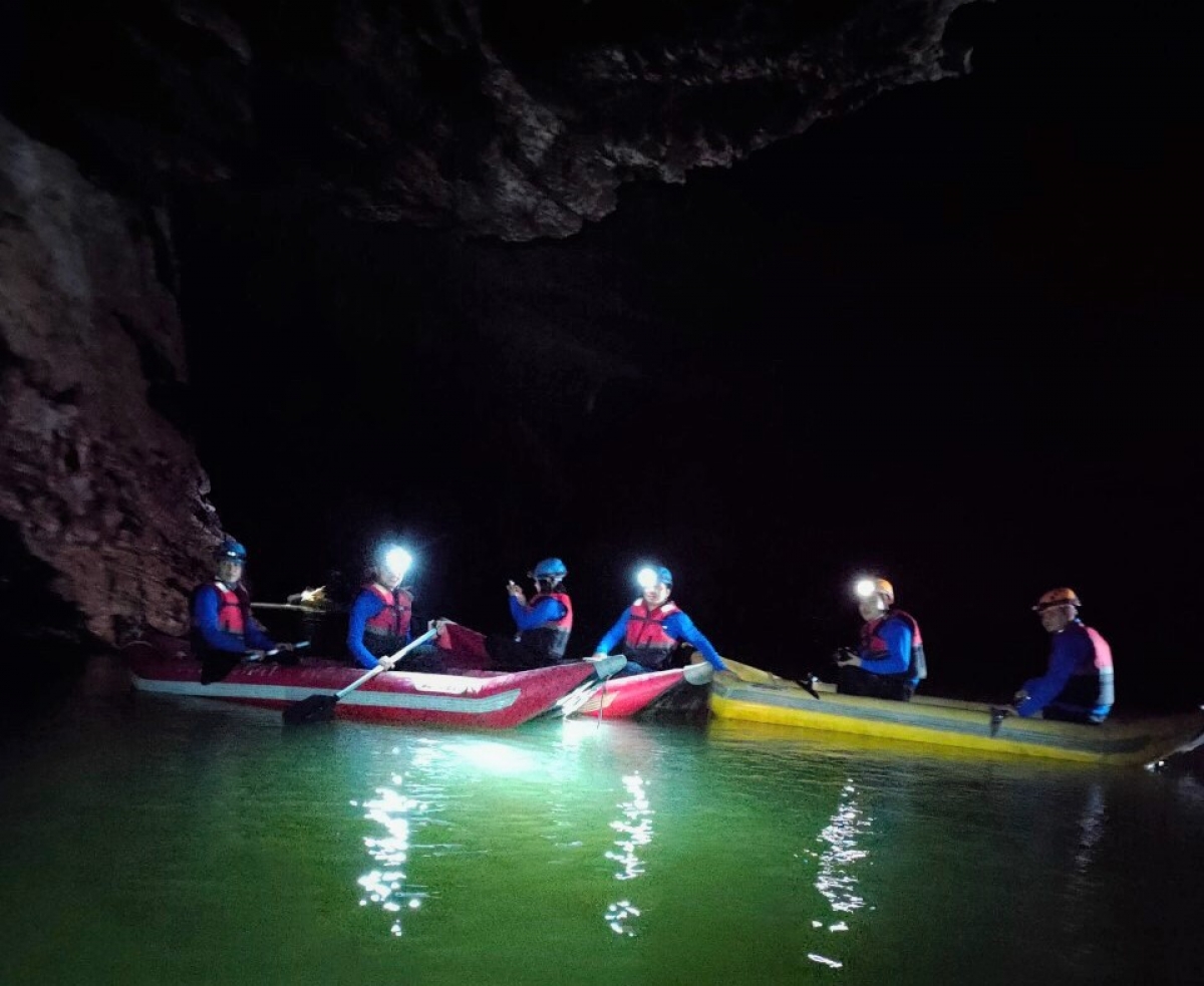 Du khách khám phá động nước trong tour Khám phá chiều sâu bí ẩn động Phong Nha về đêm