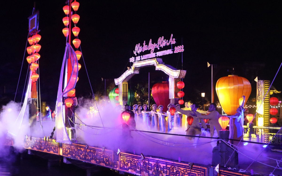 Hội đèn lồng “Chung tay thắp sáng Hội An” tại thành phố Hội An nhằm chào đón năm mới và chào mừng Năm du lịch quốc gia 2022. 