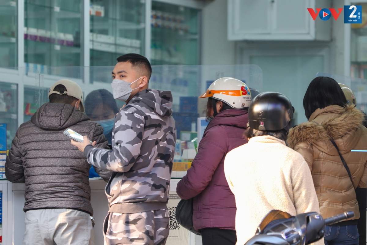Tại hiệu thuốc trên phố Khâm Thiên (quận Đống Đa, Hà Nội), khá đông người chờ để mua thuốc điều trị F0. Tuy nhiên, nhiều người vẫn phải ngậm ngùi quay về.