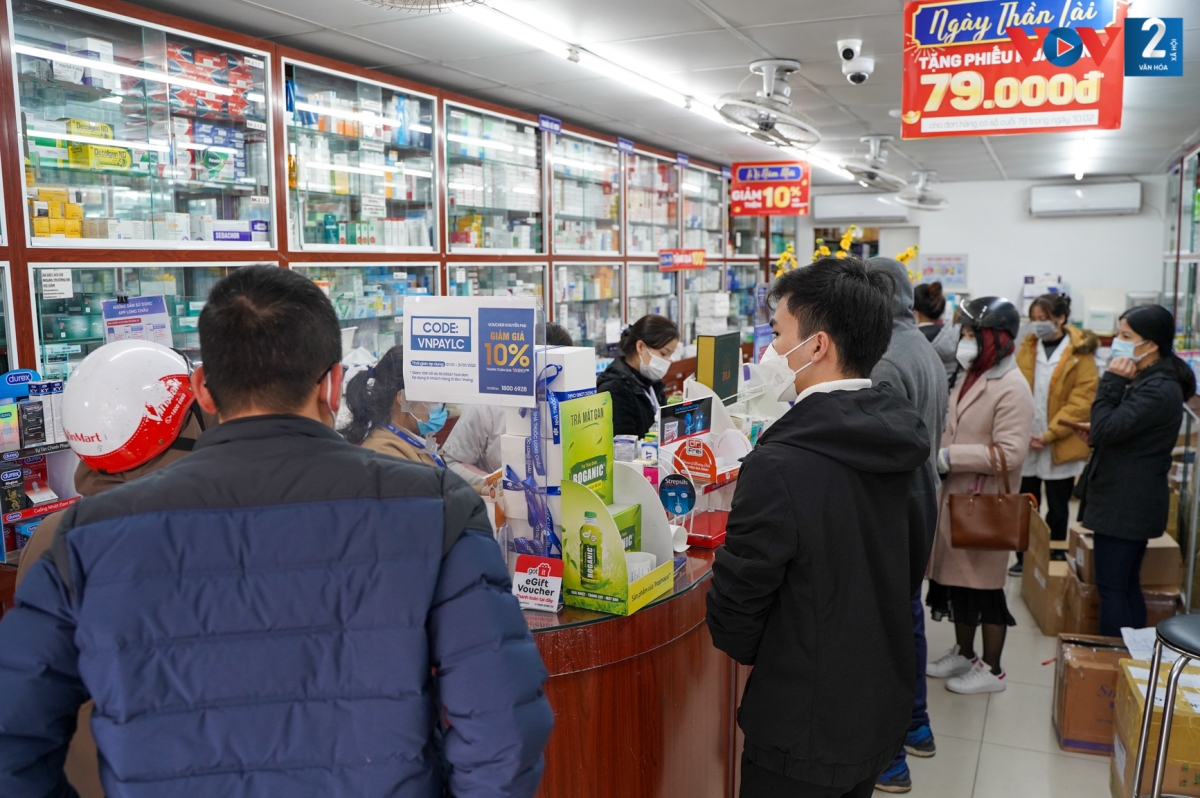 Nắm được thông tin ngày 24/2, thuốc có hoạt chất Molnupiravir chính thức bán tại 500 nhà thuốc Long Châu trên toàn quốc, nhiều người đã đến các cửa hàng thuốc xếp hàng.