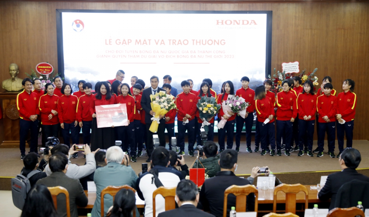 Đội tuyển nữ Việt Nam nhận nhiều phần thưởng sau khi giành vé dự World Cup 2023