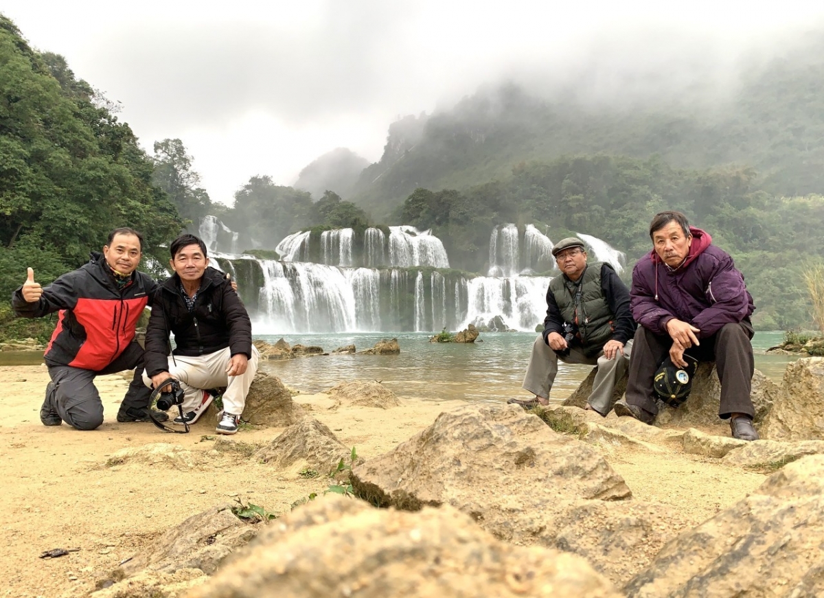 Các thành viên chụp ảnh tại thác Bản Giốc (Cao Bằng)