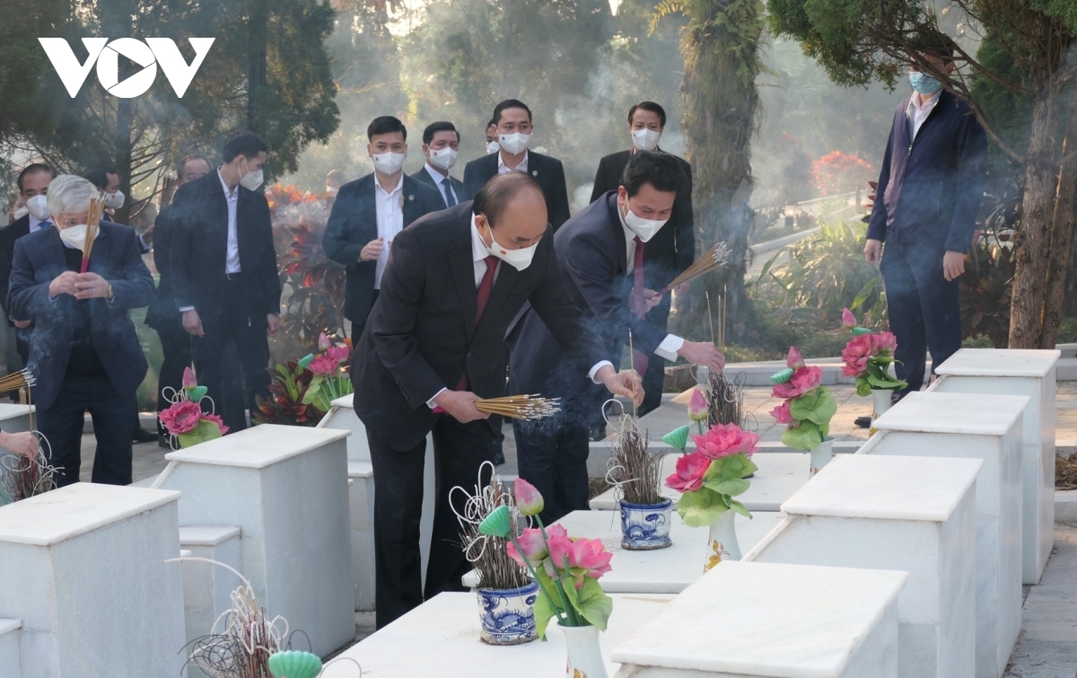 Ngày 8/12/2021, Chủ tịch nước Nguyễn Xuân Phúc cùng đoàn công tác dâng hương tưởng niệm các Anh hùng liệt sĩ tại Nghĩa trang Liệt sĩ Quốc gia Vị Xuyên.