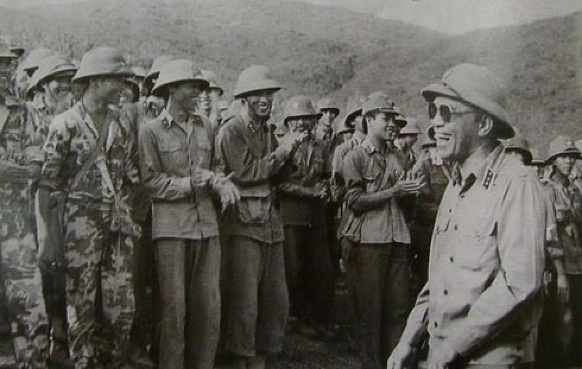 Đại tướng Tổng tham mưu trưởng Đoàn Khuê thăm cán bộ chiến sĩ Sư đoàn 312 vừa hoàn thành nhiệm vụ chiến đấu ở Vị Xuyên (Ảnh tư liệu)