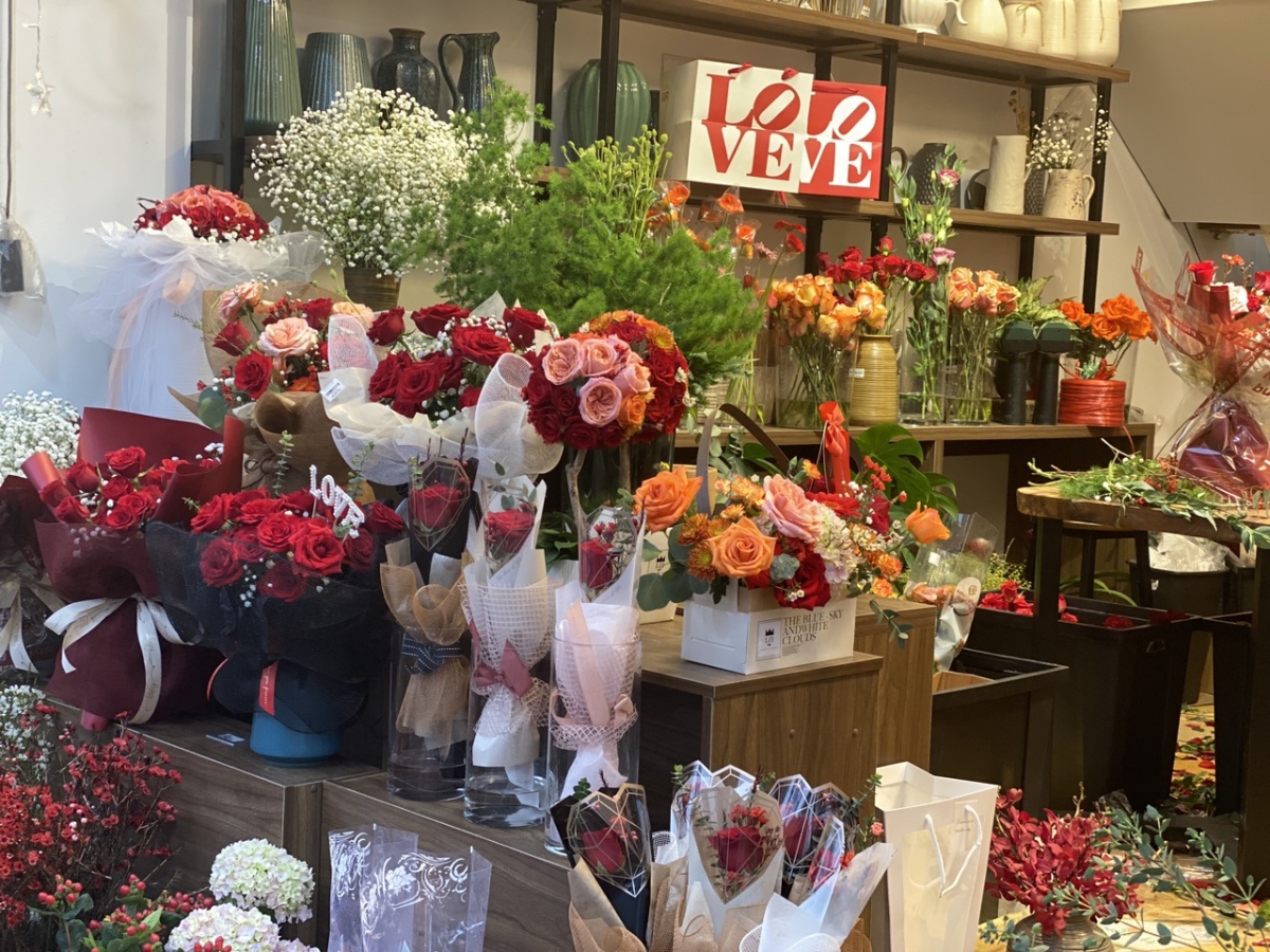 Mặc dù nhiều loại hoa, socola hay quà tặng được bày bán đa dạng, phong phú nhưng sức mua tại các cửa hàng năm nay kém nhộn nhịp hơn năm ngoái.