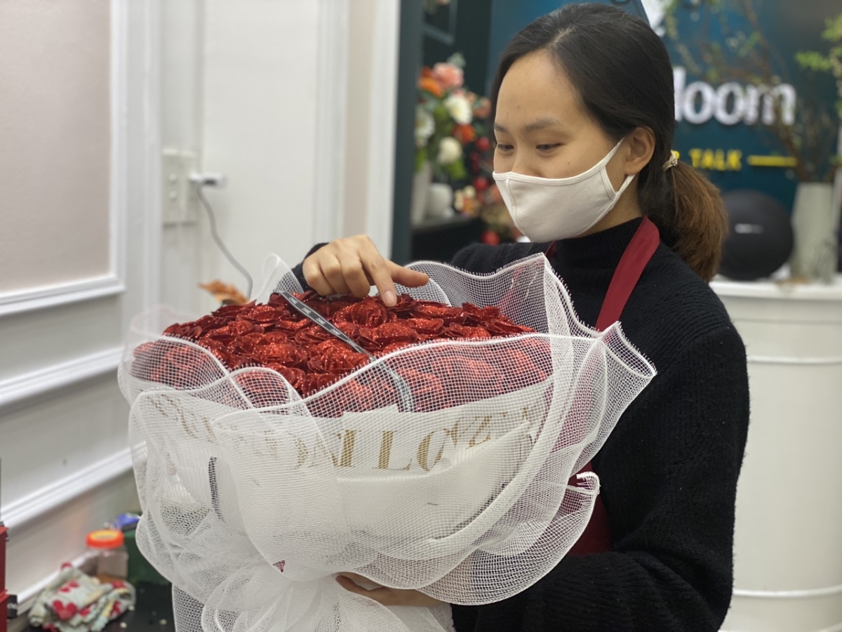 Chị Nguyễn Thị Lan, thợ cắm hoa cho biết, hoa hồng đỏ vẫn là sựa lựa chọn yêu thích của khách hàng. Và năm nay, cửa hàng cũng nhập về số lượng lớn hoa sáp với đủ chủng loại, giá cả. Nếu không tiêu thụ hết, hoa sáp có thể bảo  quản để bán vào ​​các dịp lễ khác”.