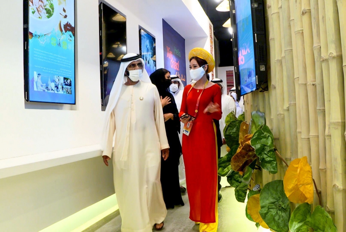 Giám đốc Nhà Triển lãm Việt Nam Phùng Thị Thanh Thủy đón tiếp và giới thiệu với Quốc vương Dubai các hoạt động của Nhà Triển lãm Việt Nam.